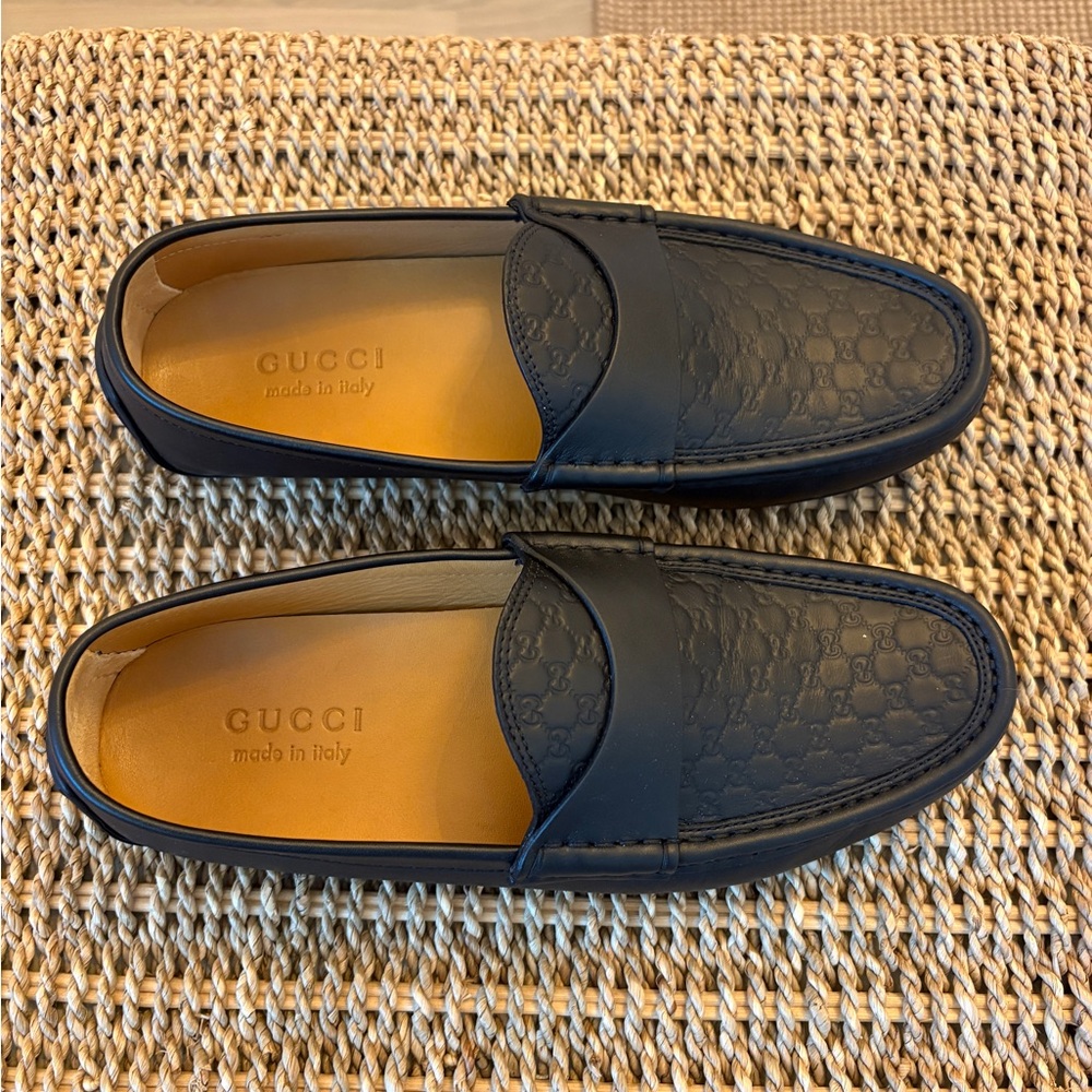 Gucci Men's Embossed loafer/ driver shoes - Picture 2 of 7